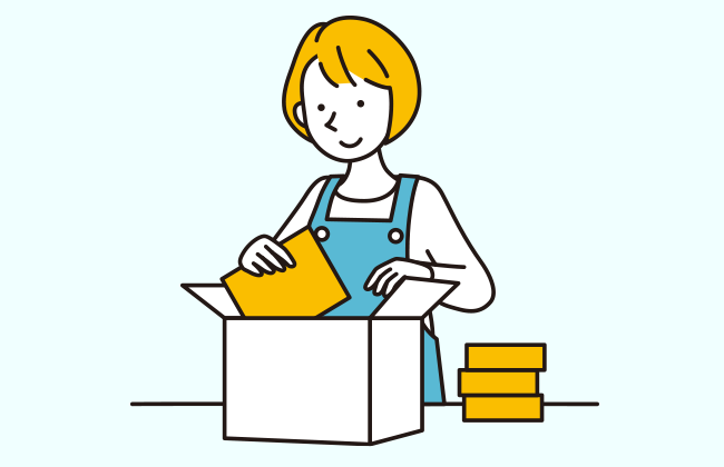 荷物を詰めている女性